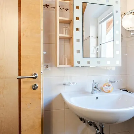 Garni Astrada 招待所 4*